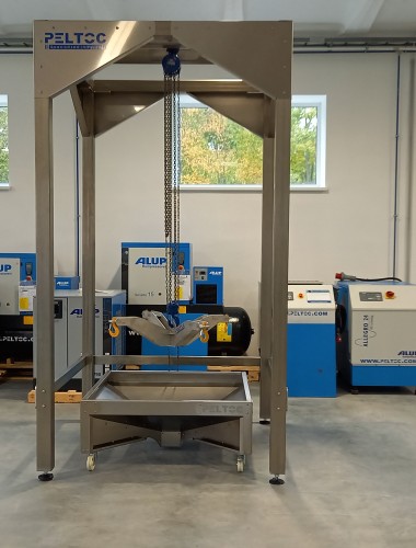 "Big bag" lifting frame with discharge tray